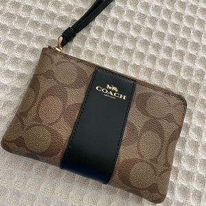 CORNER ZIP WRISTLET IN SIGNATURE CANVAS